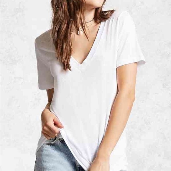Forever 21 Tops - ⭐️2 for $20⭐️New forever 21 white v-neck t-shirt